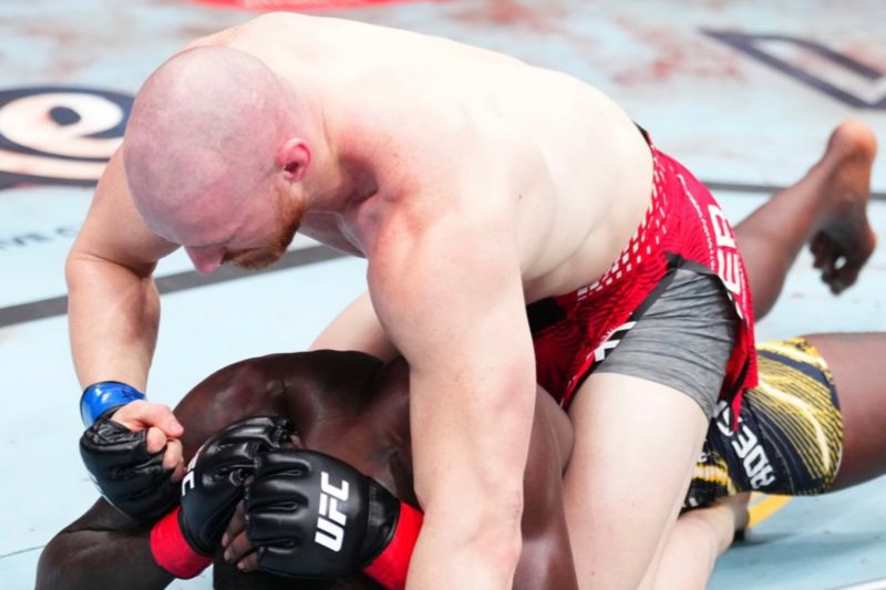 Pyfer beri kekalahan keempat beruntun bagi mantan juara UFC Adesanya