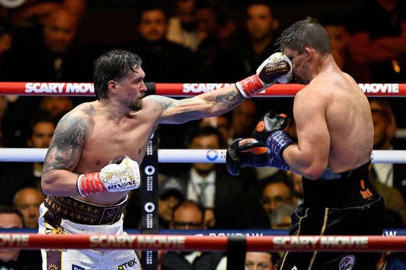 Usyk cetak TKO kontroversial atas Verhoeven untuk pertahankan gelar